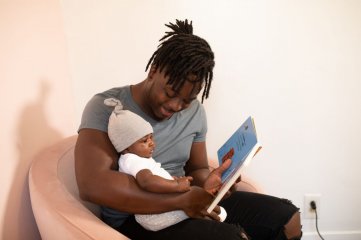 Imagem: Pai mostra imagens de livro para uma criança. Crédito: Pexels-nappy