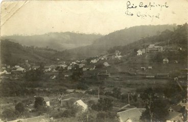 Imagem: Vista Parcial de Capinzal, data não registrada, provavelmente entre 1925-1935. Crédito: Autoria não identificada, enviada por Frei Juarez De Bona  (se algum leitor conhece a autoria, favor comunicar).