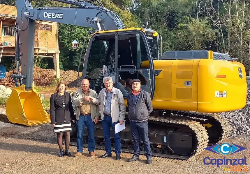 Secretaria de Infraestrutura de Capinzal recebe nova escavadeira hidráulica