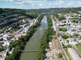Rio do Peixe separa os dois municípios - Foto: Dois. agência