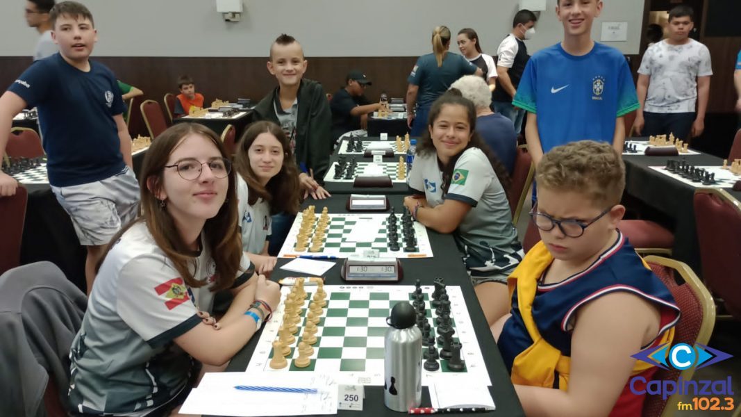 Rádio Capinzal - Enxadristas de Lacerdópolis disputam o IX Floripa Chess  Open