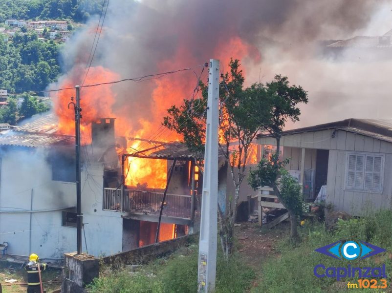 Sinistro - Incêndio destrói residência em Herval d'Oeste