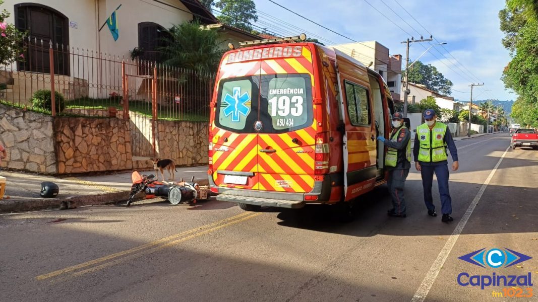 Colisão entre carro e moto deixa uma pessoa ferida no centro de Capinzal