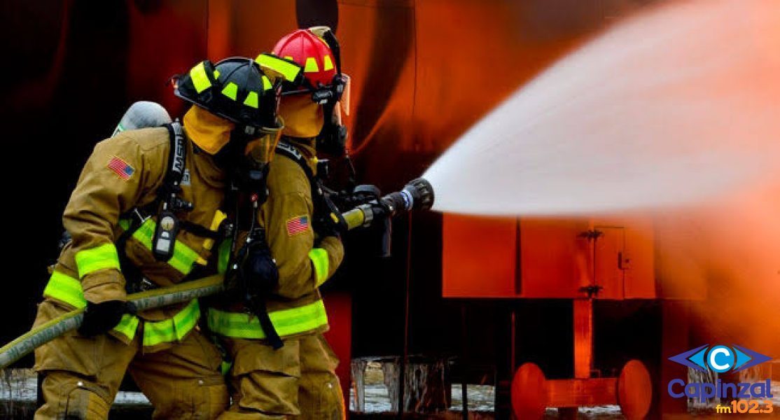 Bombeiros combatem incêndio em residência em Ipira