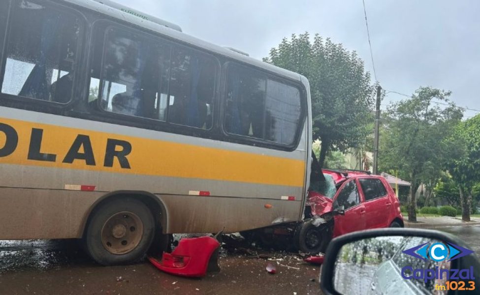 Mulher morre após carro colidir na traseira de ônibus escolar em Itá