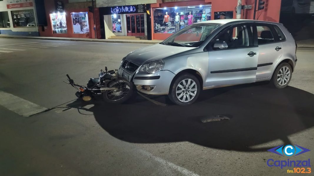 Colisão entre moto e carro deixa ferido no centro de Capinzal