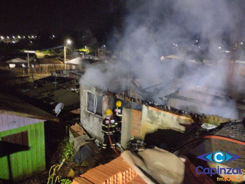 Incêndio de grandes proporções destruiu quatro casas em Curitibanos