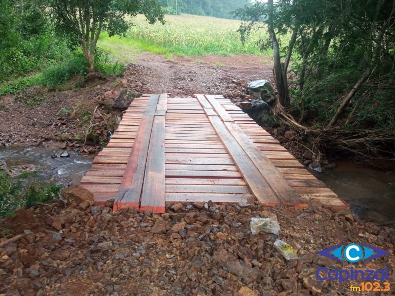 Prefeitura de Ouro reconstrói ponte levada pela chuva na divisa com Ipira