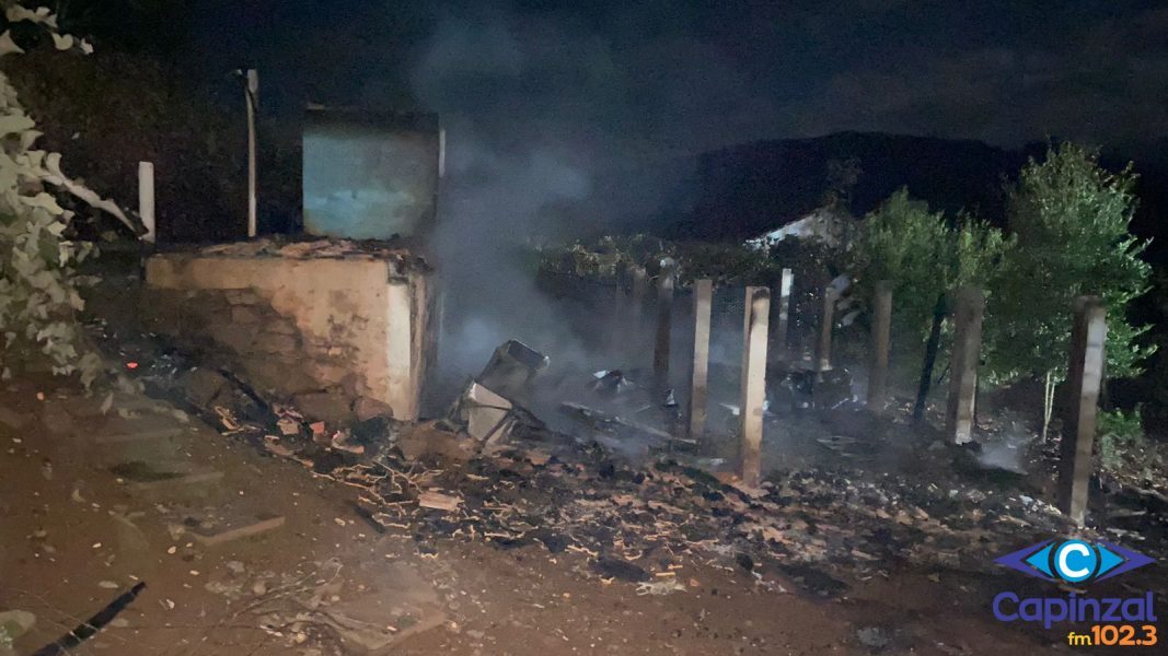 Residência destruída pelo fogo durante a madrugada em Rio das Antas