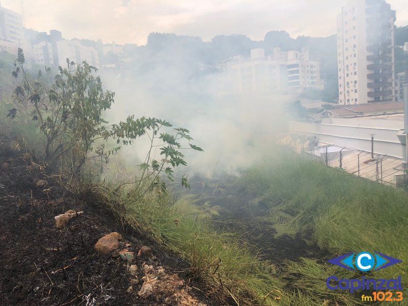 Corpo de Bombeiros combate incêndio em vegetação em Capinzal