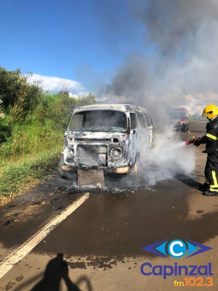 Incêndio consome totalmente veículo na SC-451, em Curitibanos