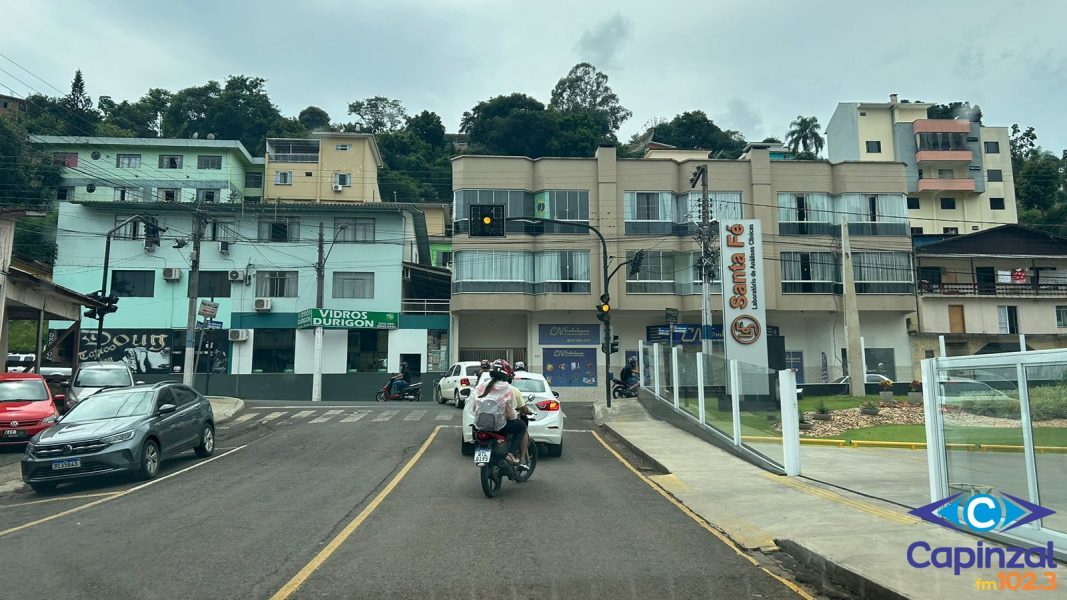Diretor de trânsito justifica a inoperância do semáforo situado na Rua Angélica Almeida, em Capinzal