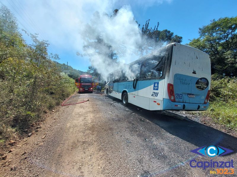Ônibus é consumido por incêndio na  região Meio-Oeste