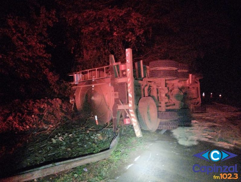 Caminhão carregado com leite tomba e motorista fica ferido no interior de Catanduvas