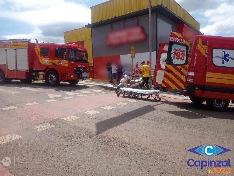 Jovem motociclista fica ferida após colisão com carro no centro de Campos Novos