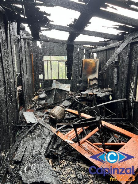 Mulher leva filha para escola e ao retornar encontra sua casa destruída por incêndio