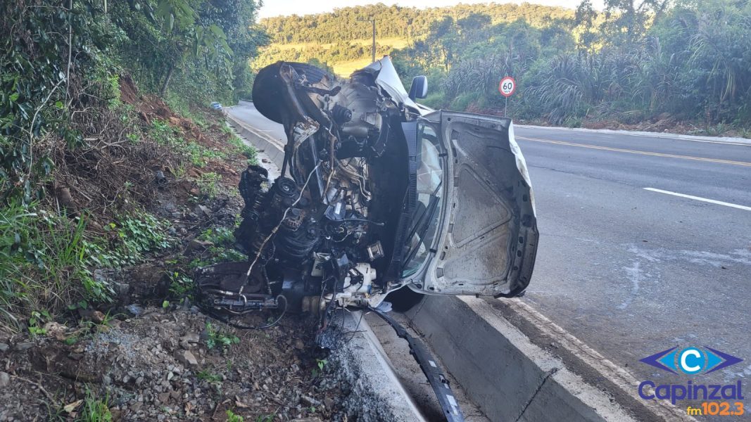 Veículo fica destruído ao colidir em barranco e capotar na SC 150, em Lacerdópolis