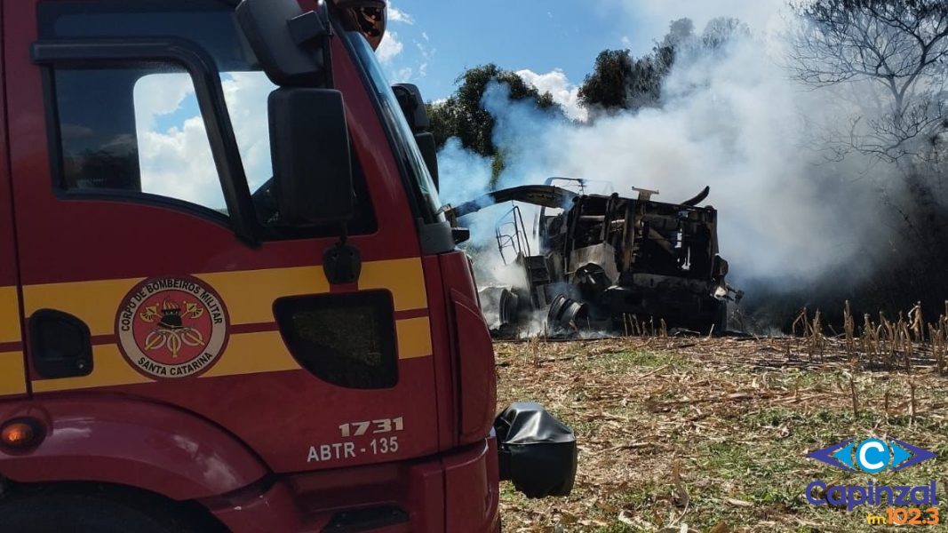 Incêndio destrói máquina agrícola durante trabalho em plantação