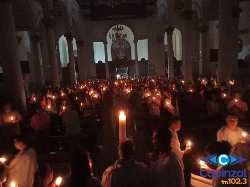 Missa da Vigília Pascal conta com grande público na Igreja Matriz