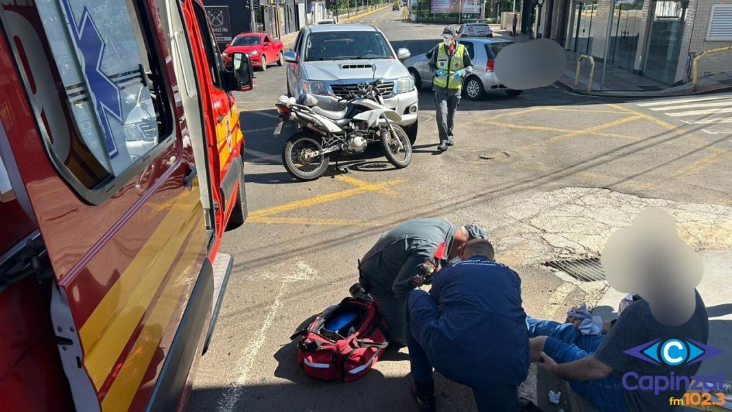 Colisão entre moto e caminhonete deixa idoso ferido no centro de Capinzal