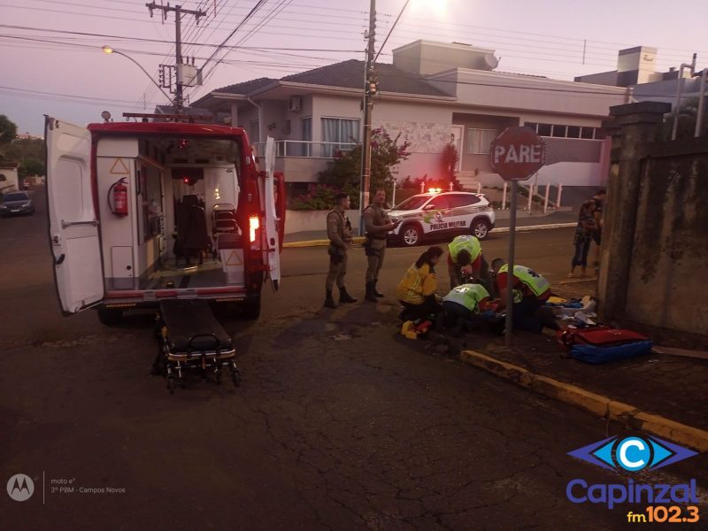 Motociclista de 19 anos fratura as duas pernas em acidente no centro de Campos Novos
