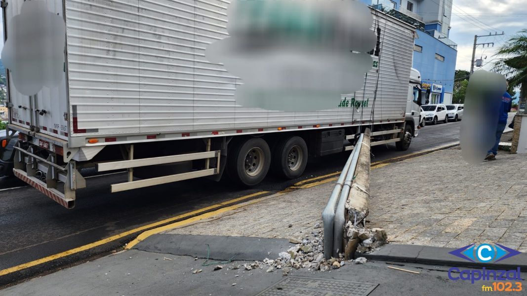 Caminhão de mudança enrosca em fiação e derruba poste em Capinzal