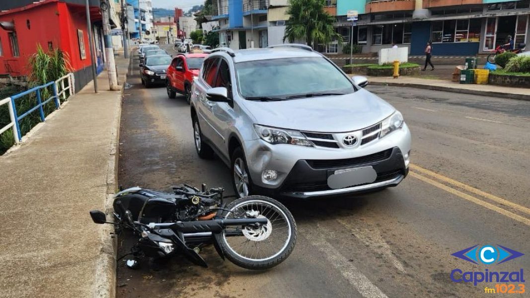 Colisão entre carro e moto deixa homem ferido no centro de Capinzal