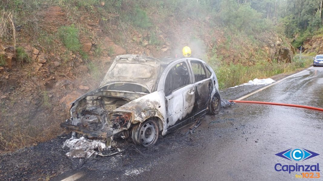 Veículo fica destruído após incêndio no interior de Capinzal