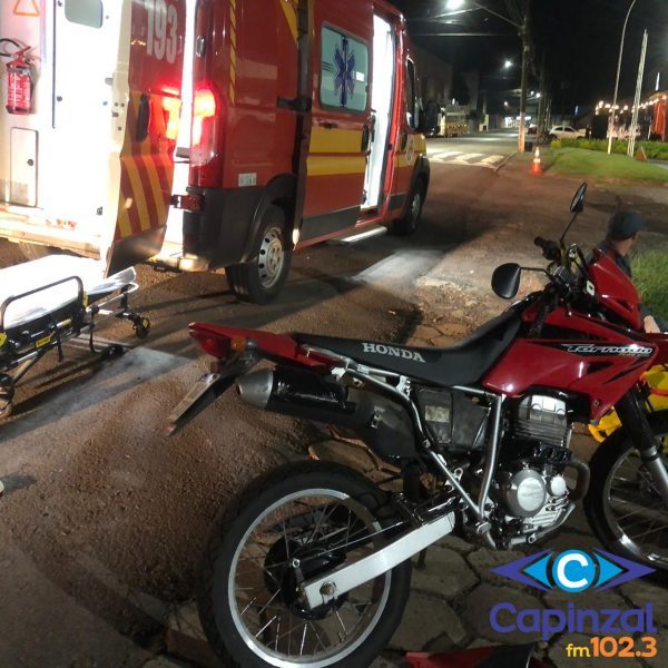 Motociclista de 19 anos fica ferido após se envolver em acidente no centro de Campos Novos