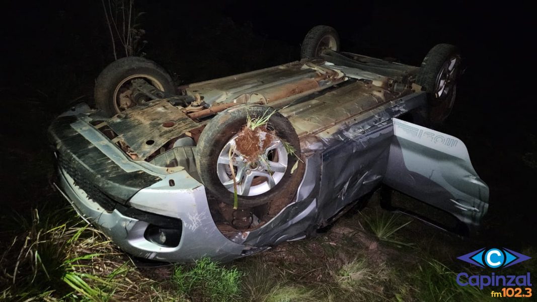 Carro com placas de Capinzal cai de ribanceira deixando três feridos no interior de Campos Novos