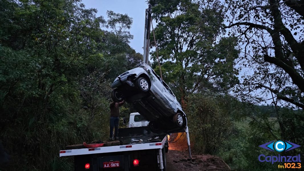 Caminhão guincho retira carro que caiu em ribanceira no interior de Campos Novos / VÍDEO