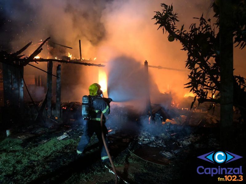 Incêndio destrói residência em Fraiburgo