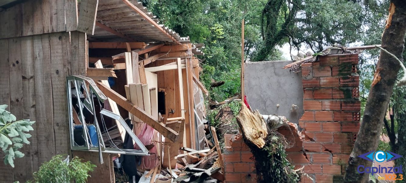 Residência destruída pela queda de árvore em Videira