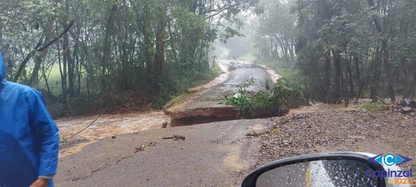Fortes chuvas causaram enormes prejuízos no município de Ouro