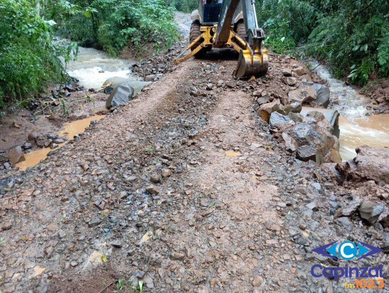 Secretaria de Obras adota medidas emergenciais para recuperar estradas castigadas pela chuva em Ouro