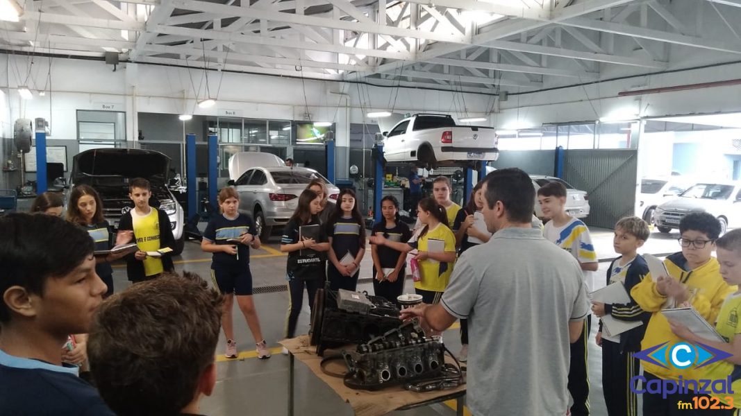 Alunos do sétimo ano da Escola Viver e Conhecer elevam conhecimento prático em máquinas térmicas durante visita à Auto Elite