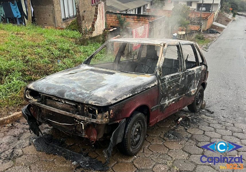 Veículo é consumido por incêndio em Curitibanos
