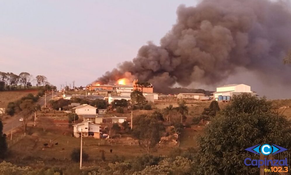 Pavilhão de ervateira é destruído por incêndio em Machadinho/RS