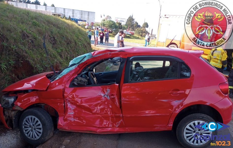 Colisão entre carro e ônibus deixa jovem ferido em Campos Novos