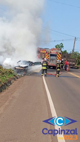 Incêndio destrói veículo na SC-283 em Concórdia