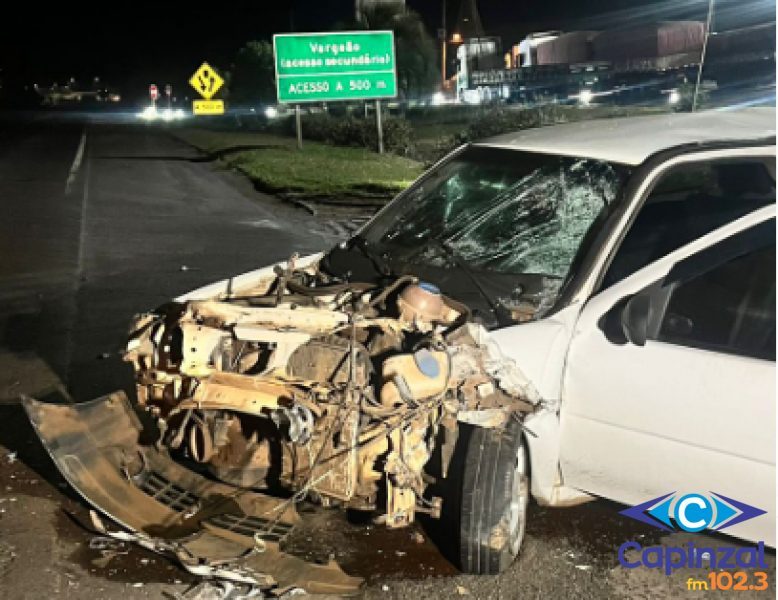 Colisão entre carro e caminhão deixa quatro feridos na BR-282