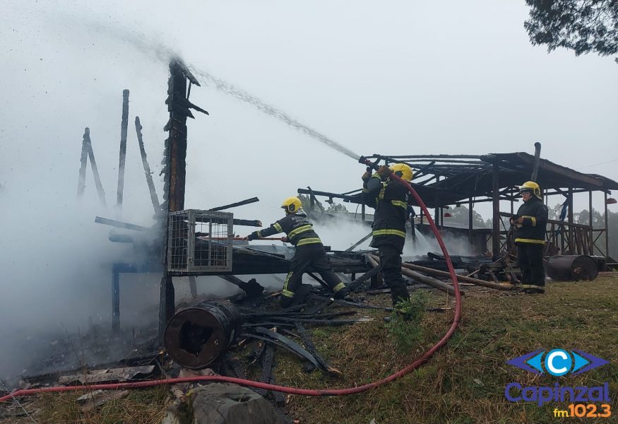 Incêndio destrói estrutura após festa em Santa Cecília