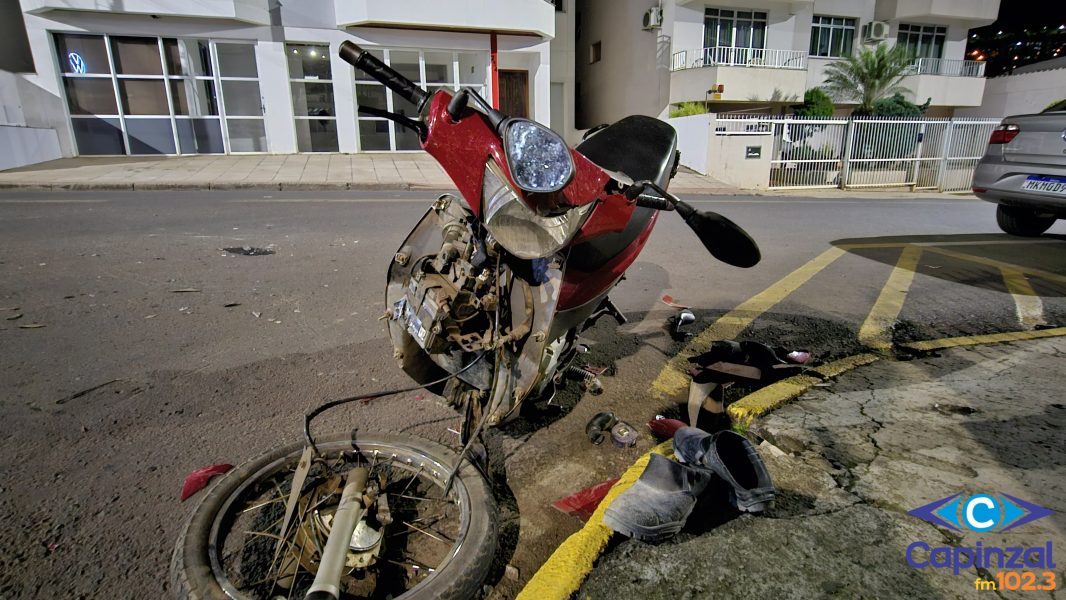 Adolescente fica ferido e motoneta é destruída após colisão com carro em Capinzal