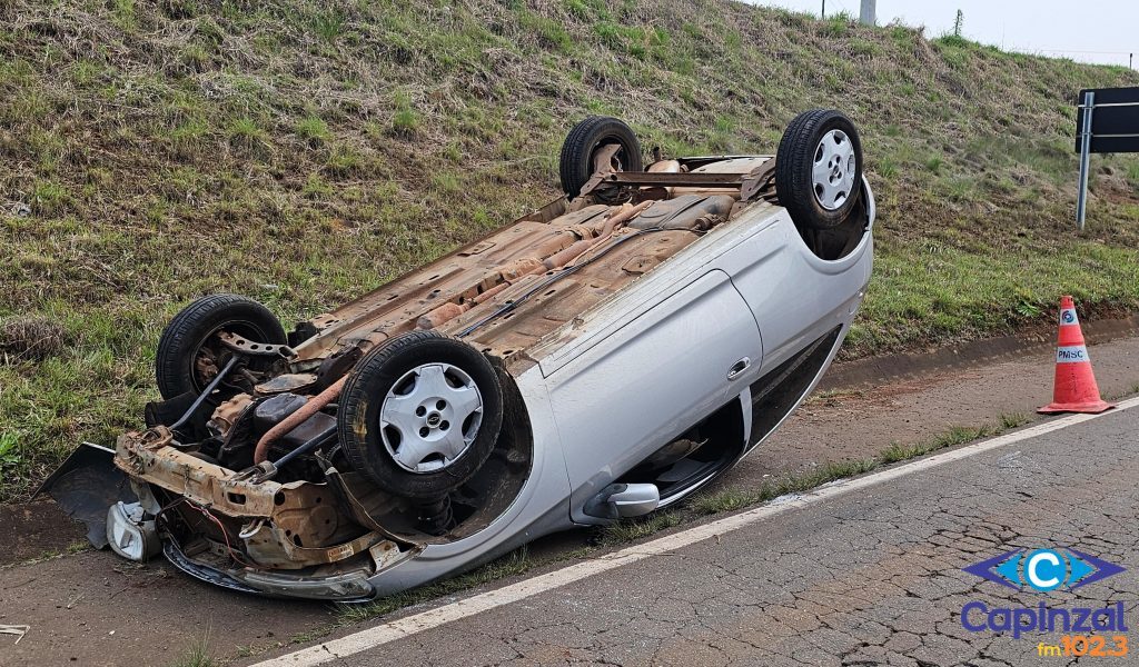 Carro capota após pneu estourar na SC-467, em Capinzal