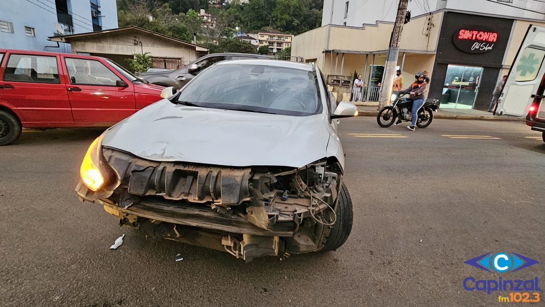 Motociclista fica ferido após colisão com carro no centro de Capinzal