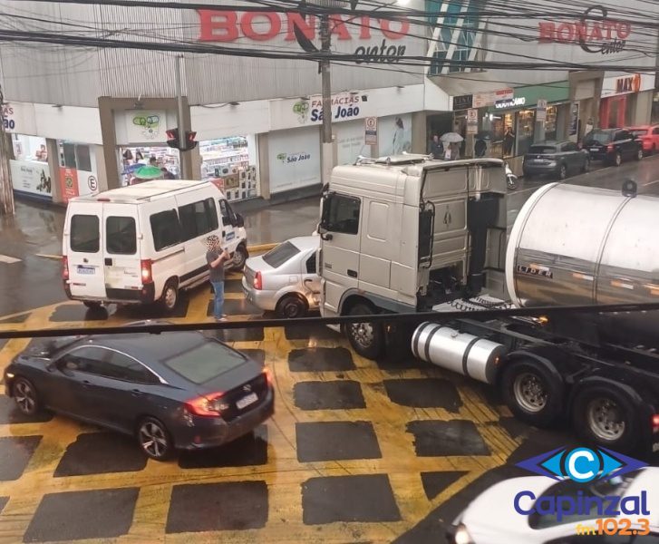 Carro é atingido por carreta no centro de Joaçaba