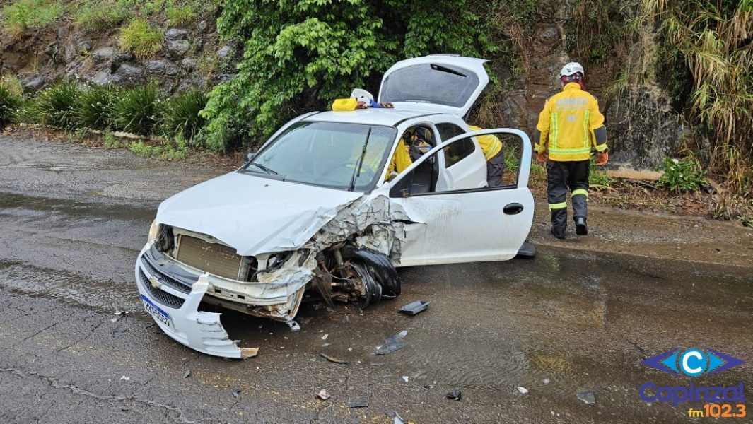 Bombeiros socorrem motorista após colisão entre carro e carreta na SC-283