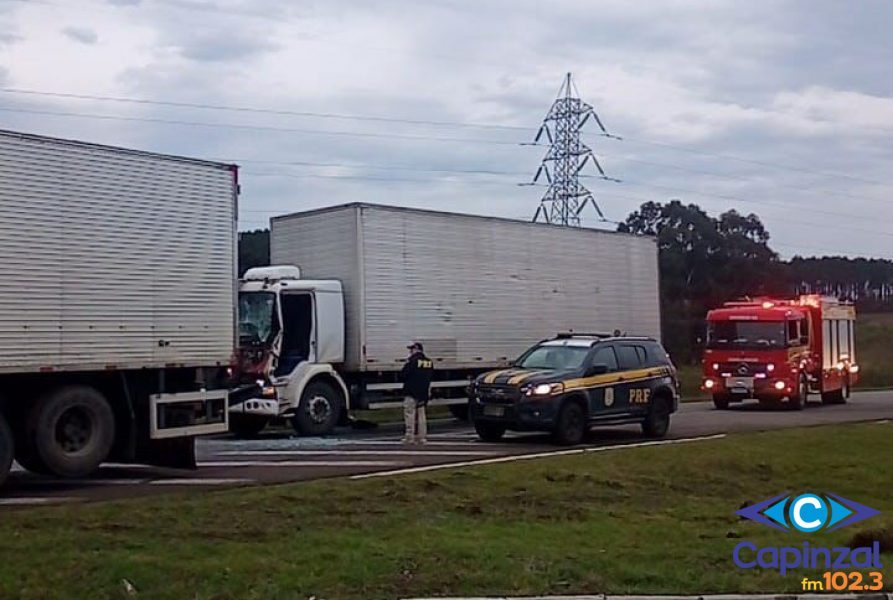 Motorista fica preso às ferragens em colisão traseira entre caminhões na BR 282, em Campos Novos