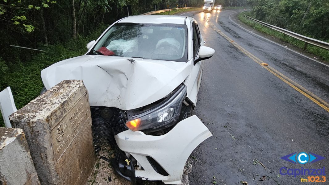 Mulher fica ferida após veículo sair da pista e atingir a cabeceira de ponte em Lacerdópolis