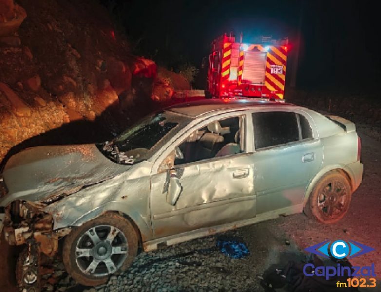 Homem fica ferido após saída de pista de carro e colisão contra barranco em Ipira